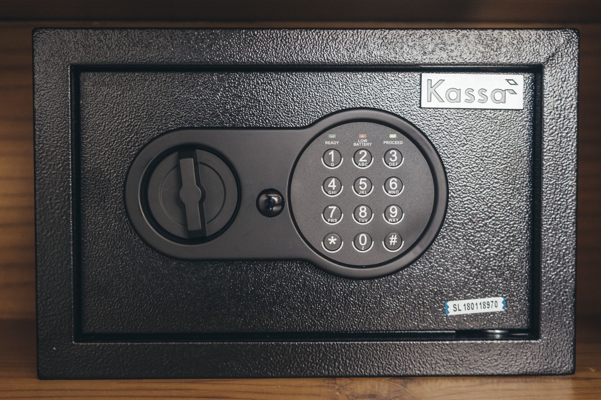 Ein schwarzes Sicherheitstastenfeld mit Schlüsselloch und dem Aufdruck 'Kassa'.