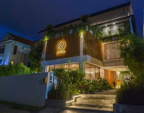 Fachada de la propiedad por la tarde o noche