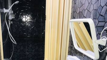 Deluxe Double Room | Bathroom | Shower, free toiletries, hair dryer, towels