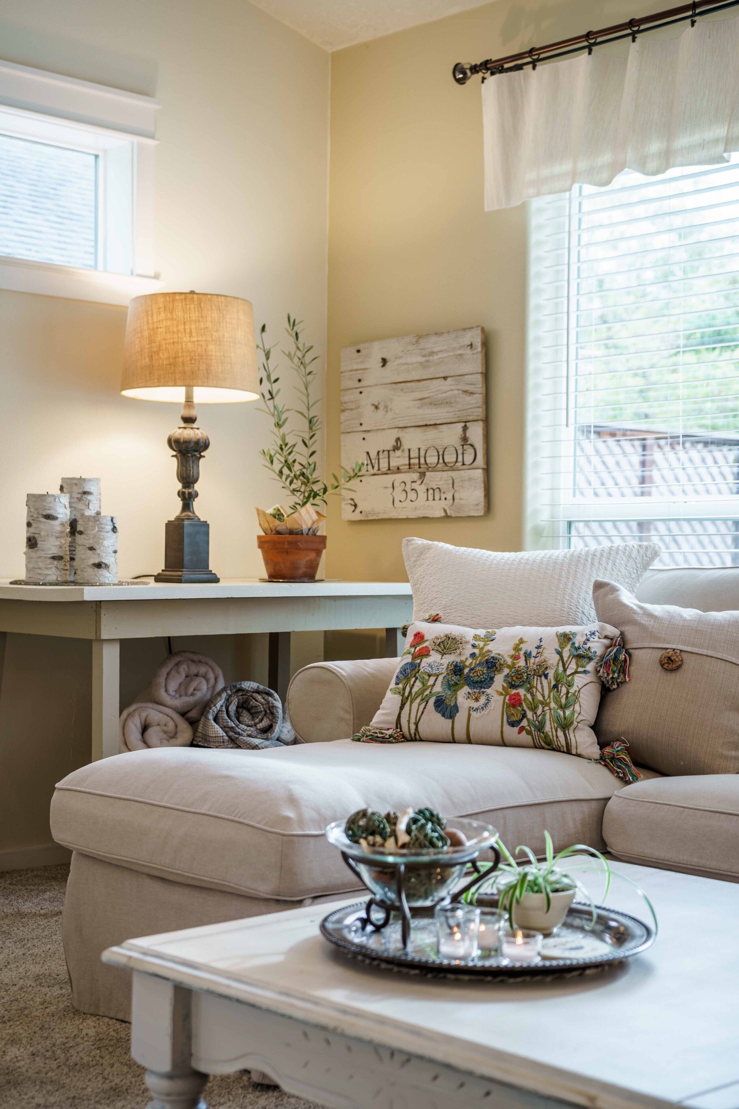 Bright and Charming Home Central to Mt. Hood, Portland, the Gorge, Hood River