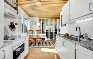 Kjøleskap, kokeplater, oppvaskmaskin og kaffetrakter/tekoker