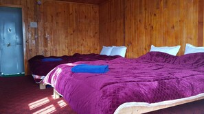 Individually decorated, individually furnished, desk, laptop workspace - Manh Nu Floating Homestay (Hai Phong)