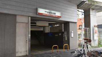 Entrada a un estacionamiento con un cartel que indica 'Nankai Koshinoto Tamade Stn'.