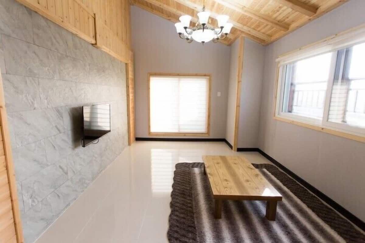 Room (12 people) | Living area | Flat-screen TV