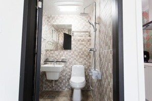 Ducha, artículos de tocador gratuitos, secador de pelo, pantuflas