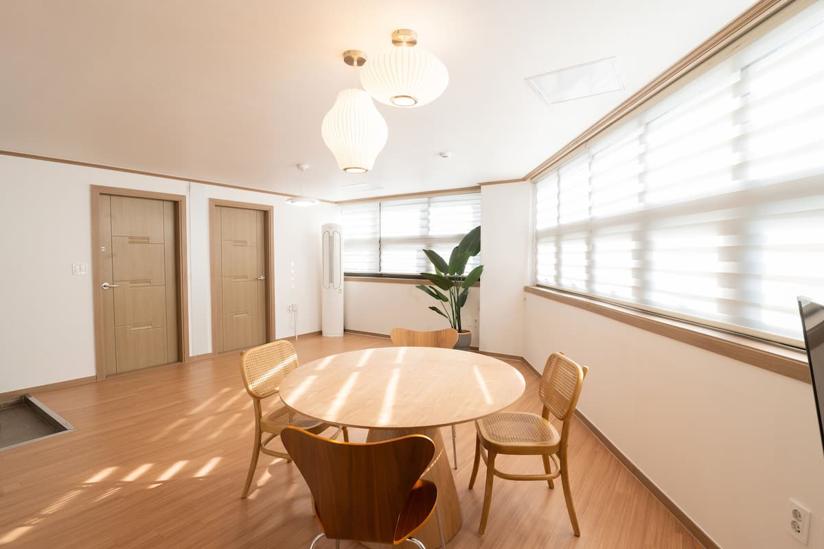 Room (6 people) | Living area | Flat-screen TV