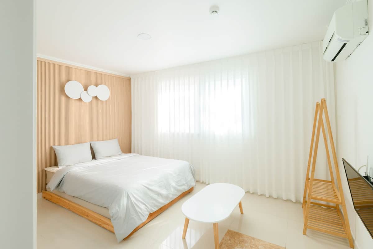Room (2 people) | 2 bedrooms, soundproofing, free WiFi, bed sheets