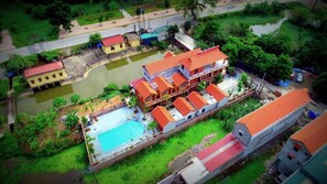 Utendørsbasseng og solsenger