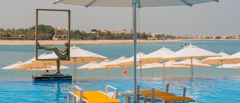 2 piscines extérieures, parasols de plage, chaises longues