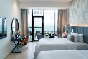 Hypo-allergenic bedding, minibar, in-room safe, desk