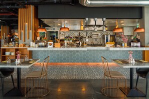 2 restaurantes, é servido café da manhã