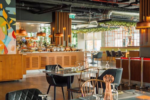 2 restaurants, breakfast served