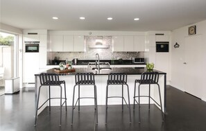 Réfrigérateur, plaque de cuisson, lave-vaisselle, cafetière/bouilloire