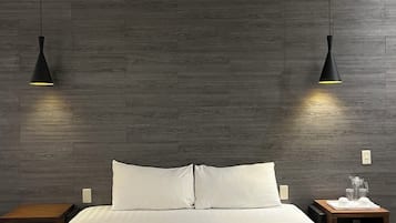 Presidential Room | Bathroom | Shower, free toiletries, towels