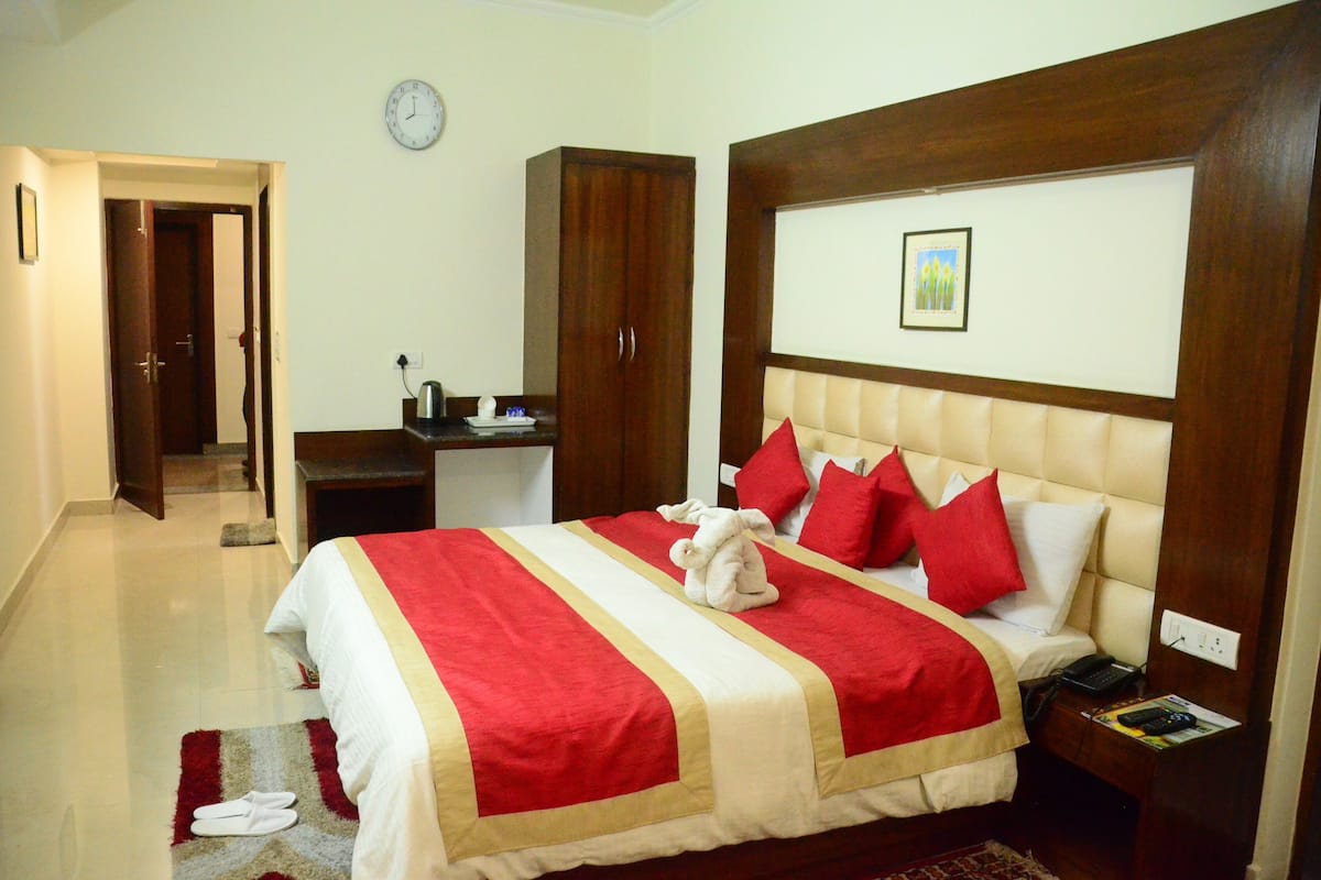 Hypo-allergenic bedding, individually furnished, desk, laptop workspace