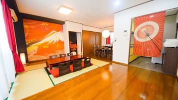 1棟貸し | リビング エリア | 32 インチの薄型テレビ (デジタル放送視聴可)、テレビ