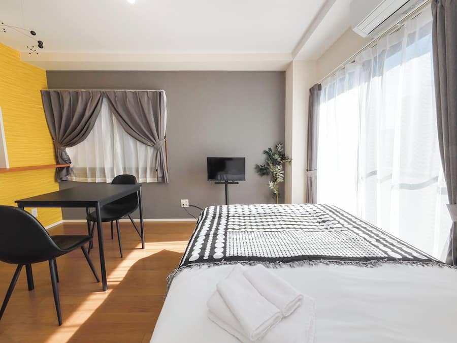 2 habitaciones, escritorio, tabla de planchar con plancha y wifi gratis