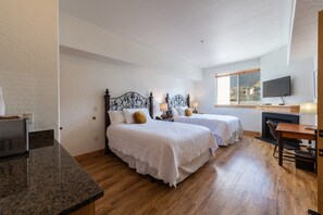 2 bedrooms, desk, iron/ironing board, WiFi - Luxury condo at heart of Canyons, balcony, outdoor pool, hot tub, near hiking & biking trails (Park City)