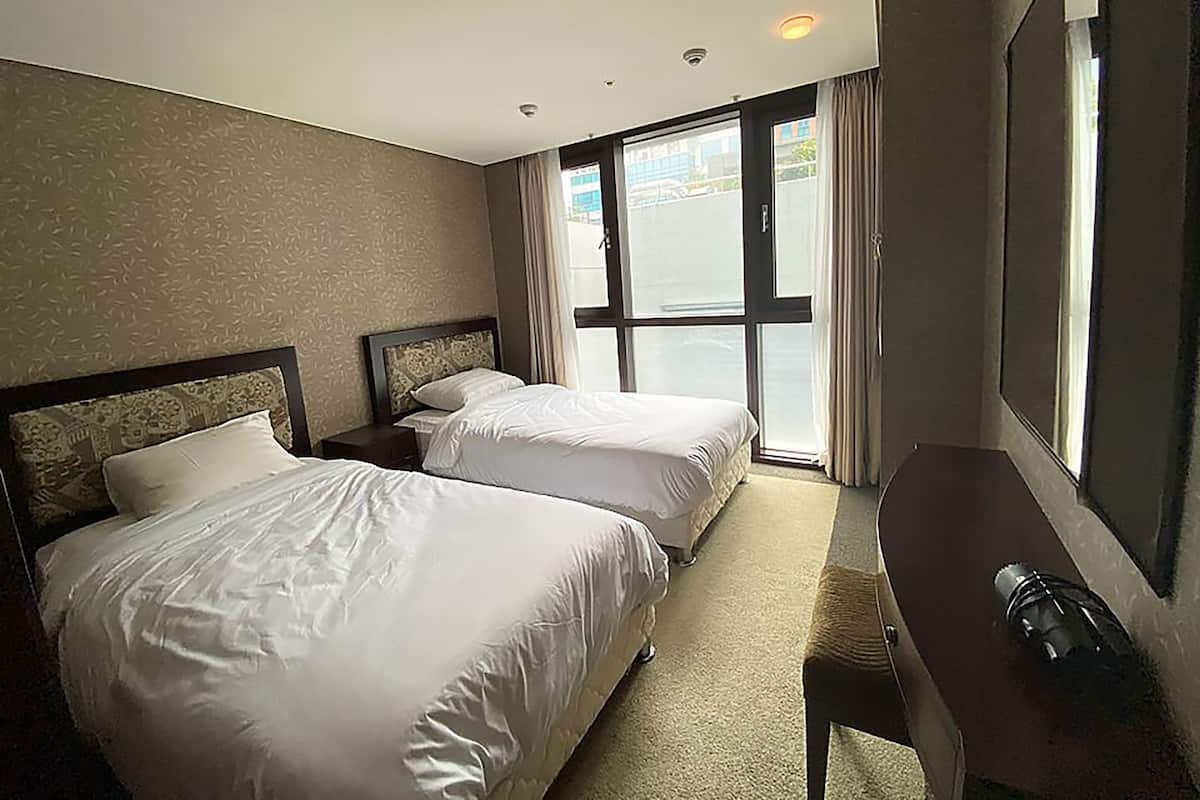 Deluxe Twin Room | Desk, laptop workspace, WiFi (free)