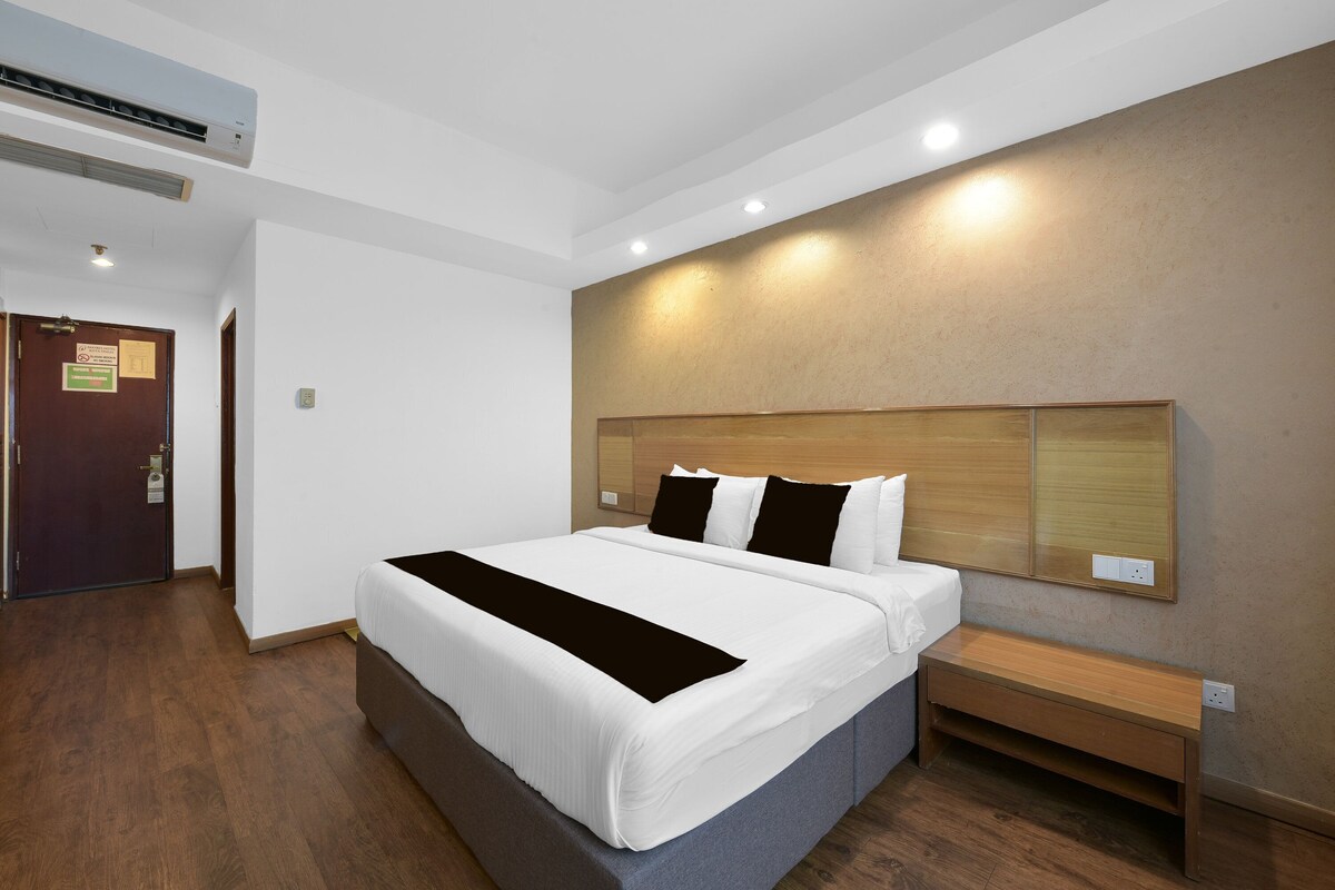  Deluxe King | Iron/ironing board (on request), WiFi (free), bed sheets