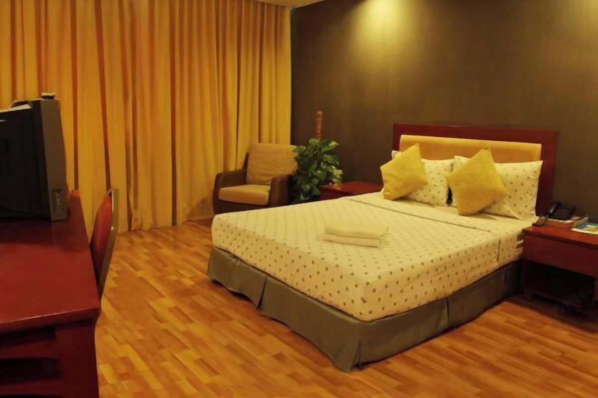 Tabla de planchar con plancha, wifi gratis y ropa de cama