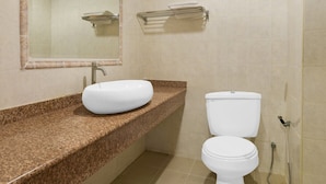 Un baño con lavabo, espejo, inodoro y ducha.