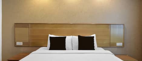Habitación Deluxe, 1 cama King size | Tabla de planchar con plancha, wifi gratis y ropa de cama