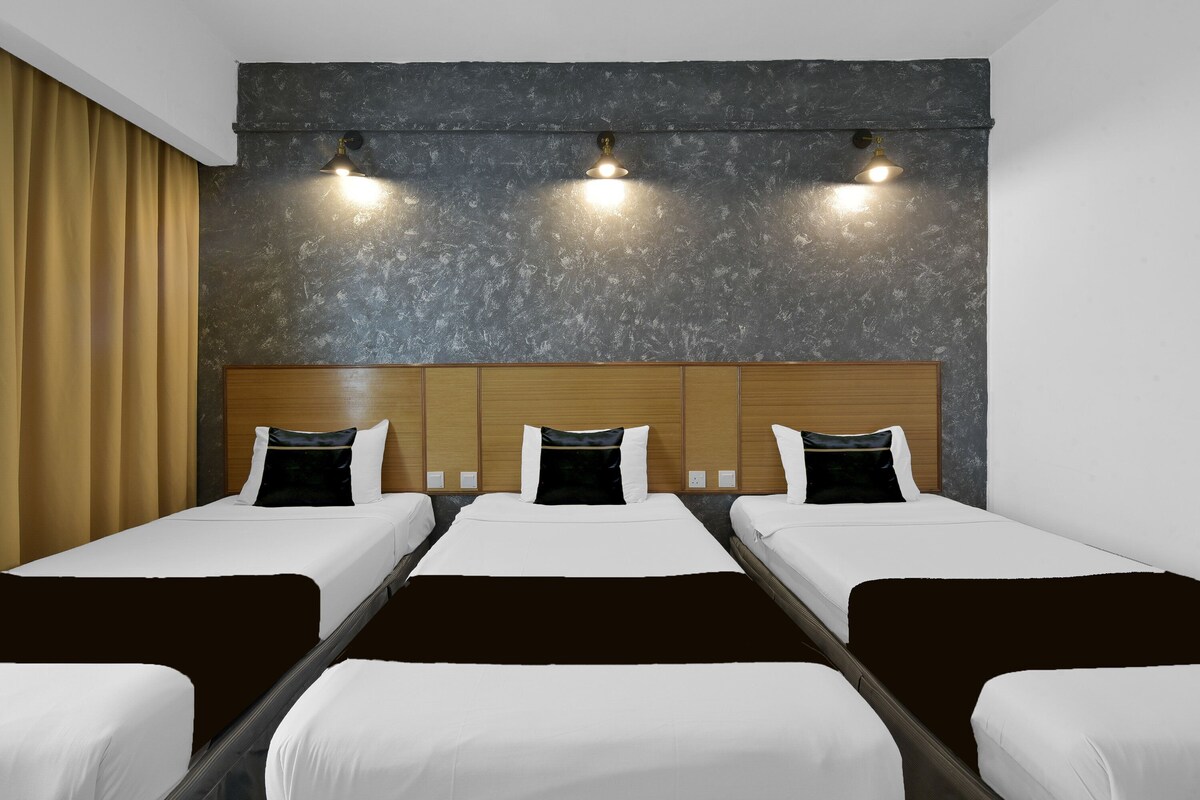 Suite Triple | Iron/ironing board (on request), WiFi (free), bed sheets