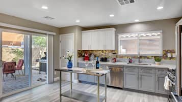 Refrigerador, microondas, horno, placa de cocina