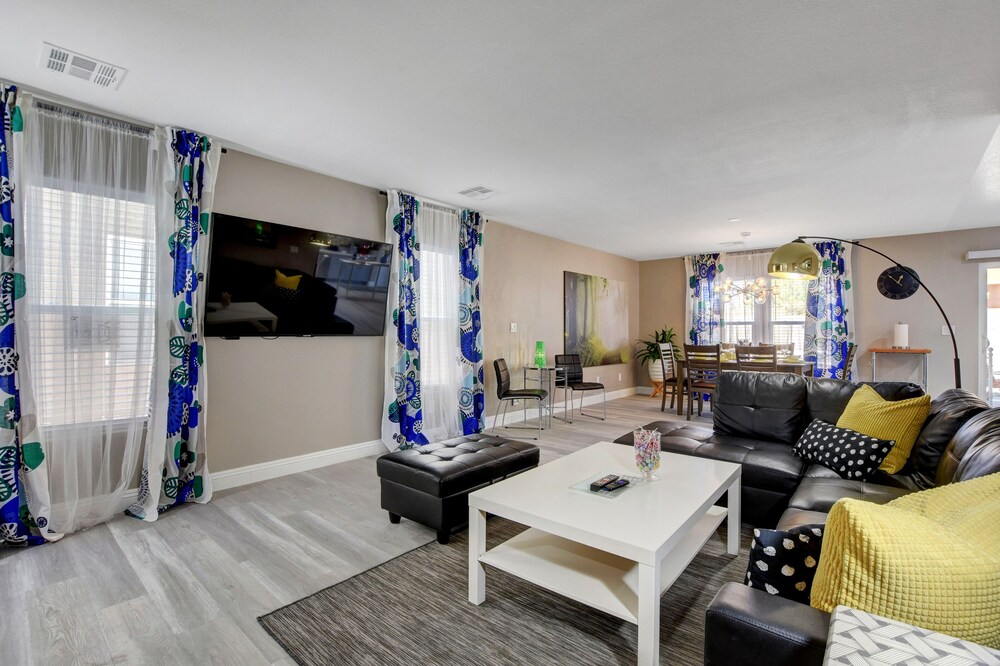 Gorgeous spacious home 12 minutes to Strip/airport