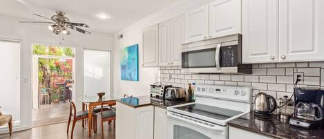 Jääkaappi, mikroaaltouuni, uuni, liesi