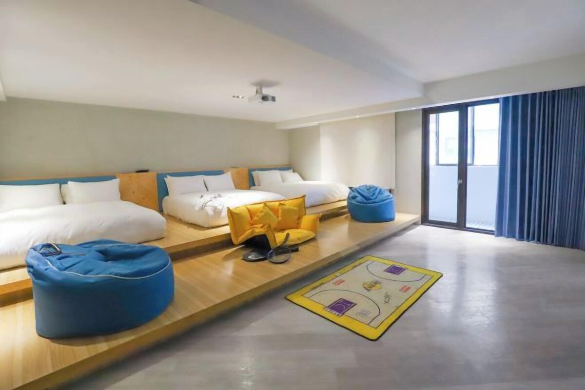 Bộ đồ giường cao cấp, chăn bông, bàn, màn/rèm cản sáng 