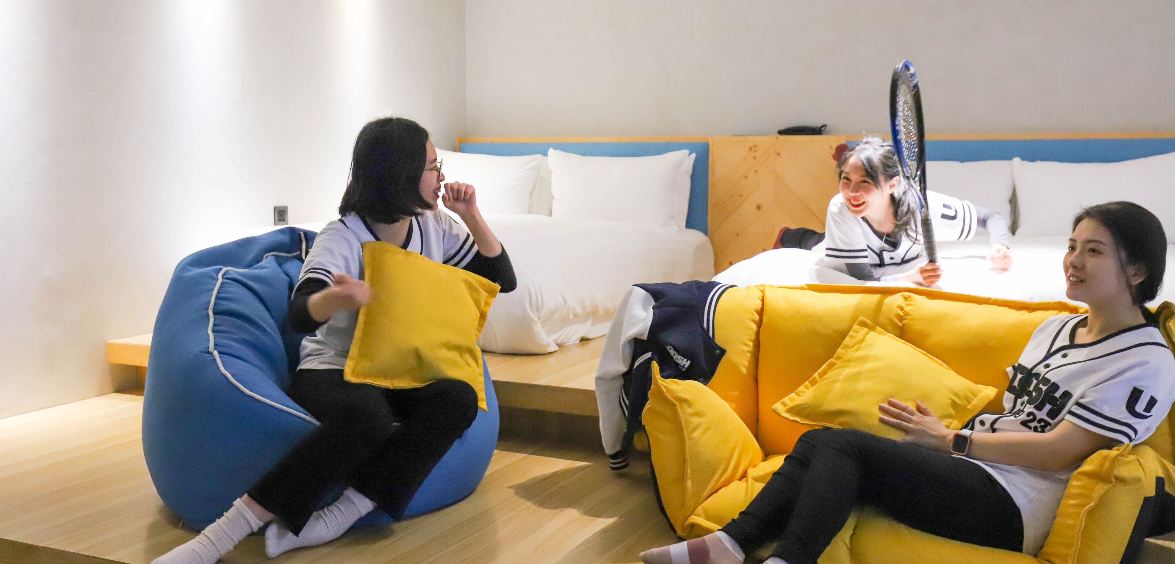 电影六人房-附阳台 | 浴室 | 独立的浴缸和淋浴、免费洗浴用品、吹风机、拖鞋