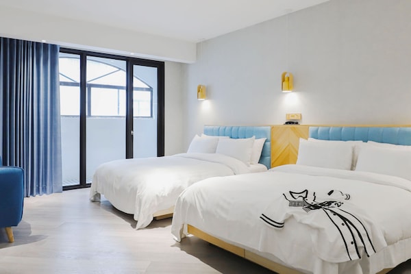 Deluxe-Vierbettzimmer, Badewanne | Hochwertige Bettwaren, Daunenbettdecken, individuell dekoriert