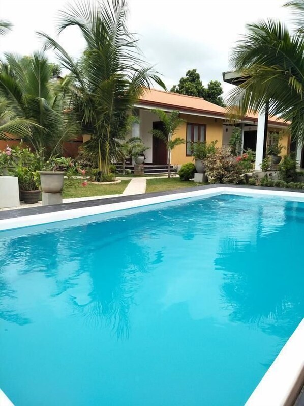 สระว่ายน้ำกลางแจ้ง, ร่มริมสระว่ายน้ำ