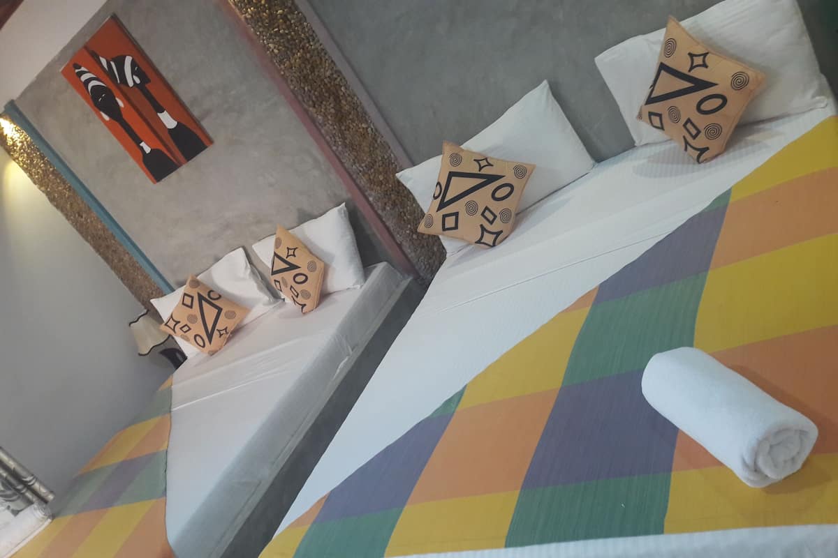 Habitación doble Deluxe, 1 cama matrimonial | Ropa de cama de alta calidad, escritorio y cortinas blackout