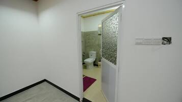 Deluxe Double Room, 1 Double Bed | Bathroom | Shower, free toiletries, towels