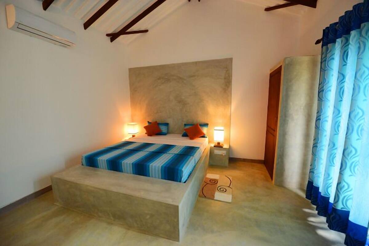 Premium bedding, desk, blackout drapes, soundproofing