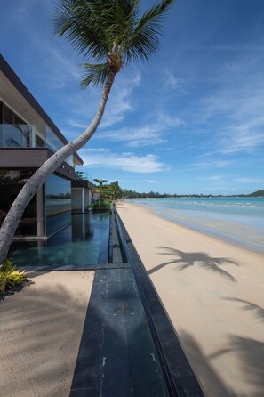 On the beach, sun-loungers, beach towels - Villa U Beachfront Haven: 1 Bed-Sleeps 2 (Ko Samui)