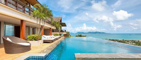 حمّام سباحة لا متناهي