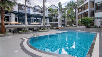 Utomhuspool och solstolar