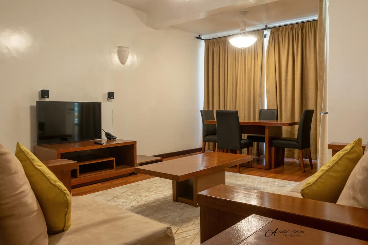 Standaard appartement, 2 slaapkamers | Woonruimte | Een 43-inch smart-tv met satellietzenders en een televisie