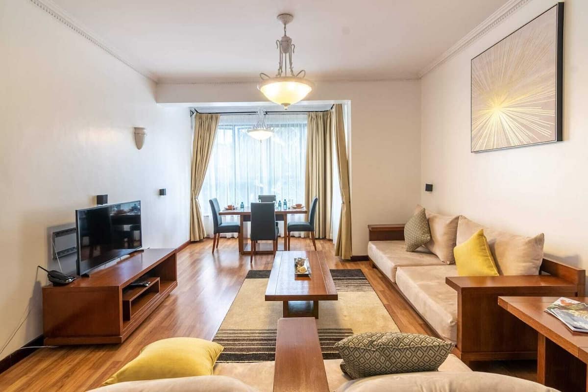 Appartement, 1 slaapkamer | Woonruimte | Een 43-inch smart-tv met satellietzenders en een televisie