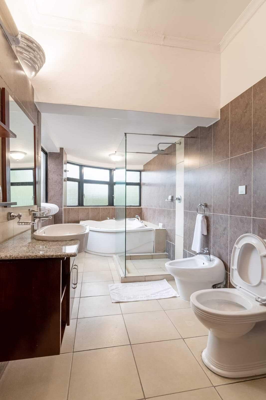 Shower, rainfall showerhead, free toiletries, hair dryer