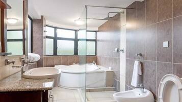Shower, rainfall showerhead, free toiletries, hair dryer