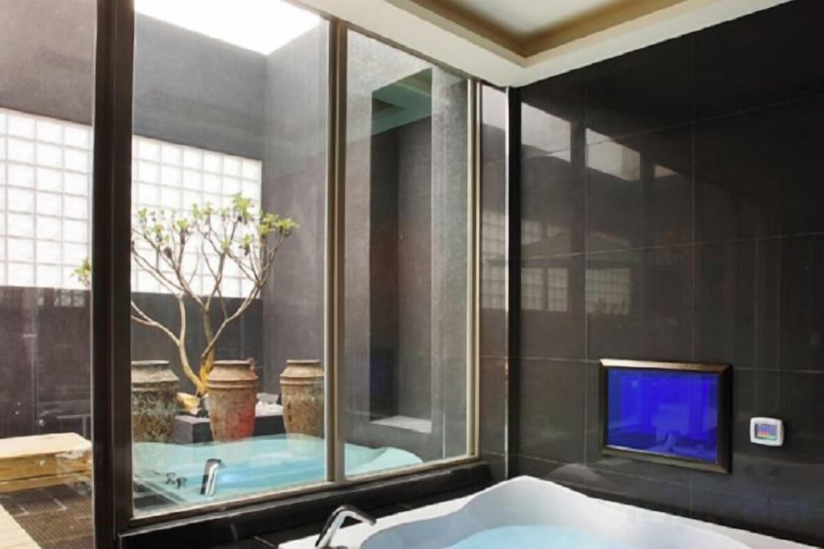 Bathroom | Separate tub and shower, jetted tub, hydromassage showerhead
