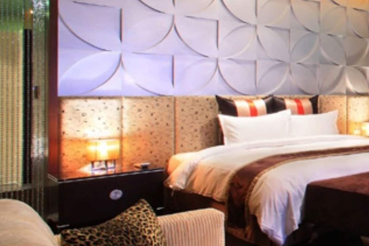 Deluxe tweepersoonskamer (Check in after 21:00 on Fri. and Sat.) | Een minibar, individueel gemeubileerd, verduisterende gordijnen