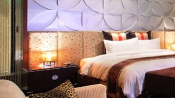 Deluxe Double Room (Check in after 21:00 on Sat, continuous stay must check out) | Minibar, individually furnished, blackout drapes, free WiFi