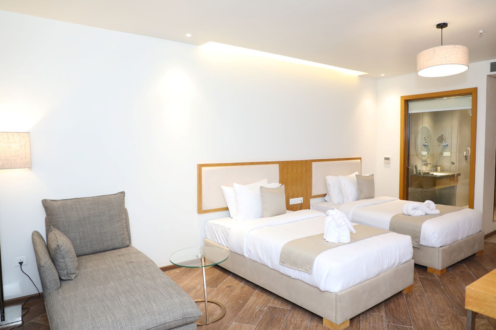 Winter Green Premium Room | Minibar, in-room safe, desk, iron/ironing board