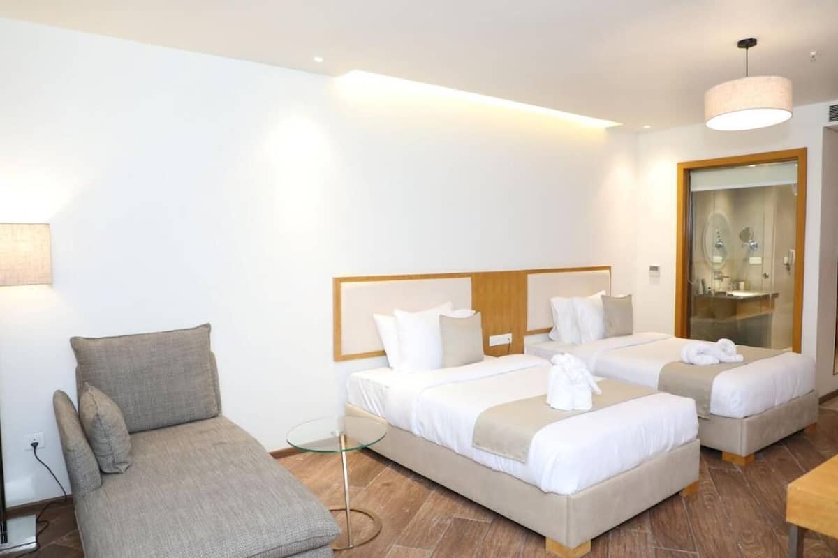 Minibar, brankas, meja kerja, dan setrika/meja setrika